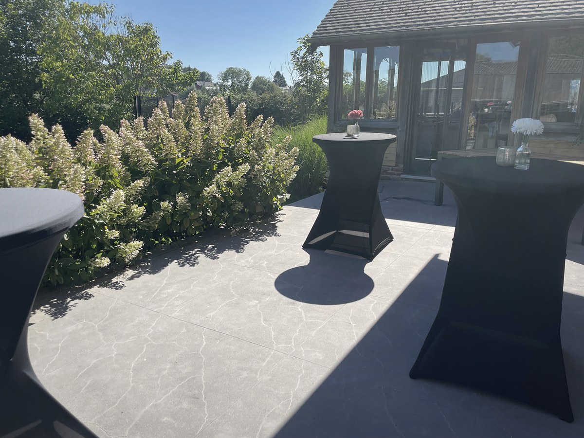 Mange-debouts sur la terrasse en plein soleil