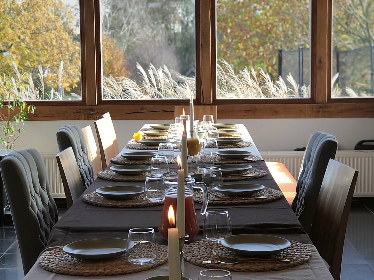 Table dressée sous la véranda en automne