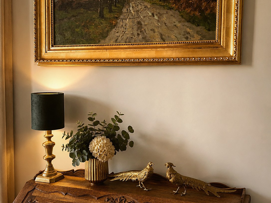 Tableau ancien et secrétaire en bois